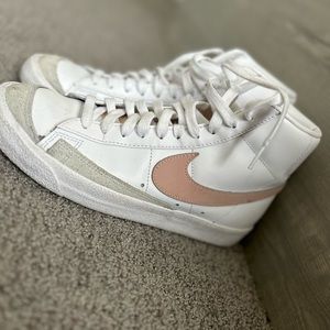 Woman’s Nike Blazer Mid ‘77 Casual shoes